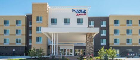 Ein Fairfield Inn & Suites Marriott Hotel mit moderner Gestaltung, mehreren Etagen und einem Parkplatz.