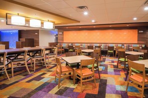Free daily buffet breakfast - Fairfield Inn & Suites Fort Wayne Southwest (Fort Wayne)