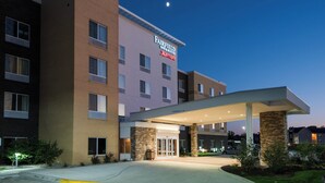 A Fairfield Inn & Suites by Marriott hotel with a covered entrance and a clear sky. - Fairfield Inn & Suites Fort Wayne Southwest (Fort Wayne)