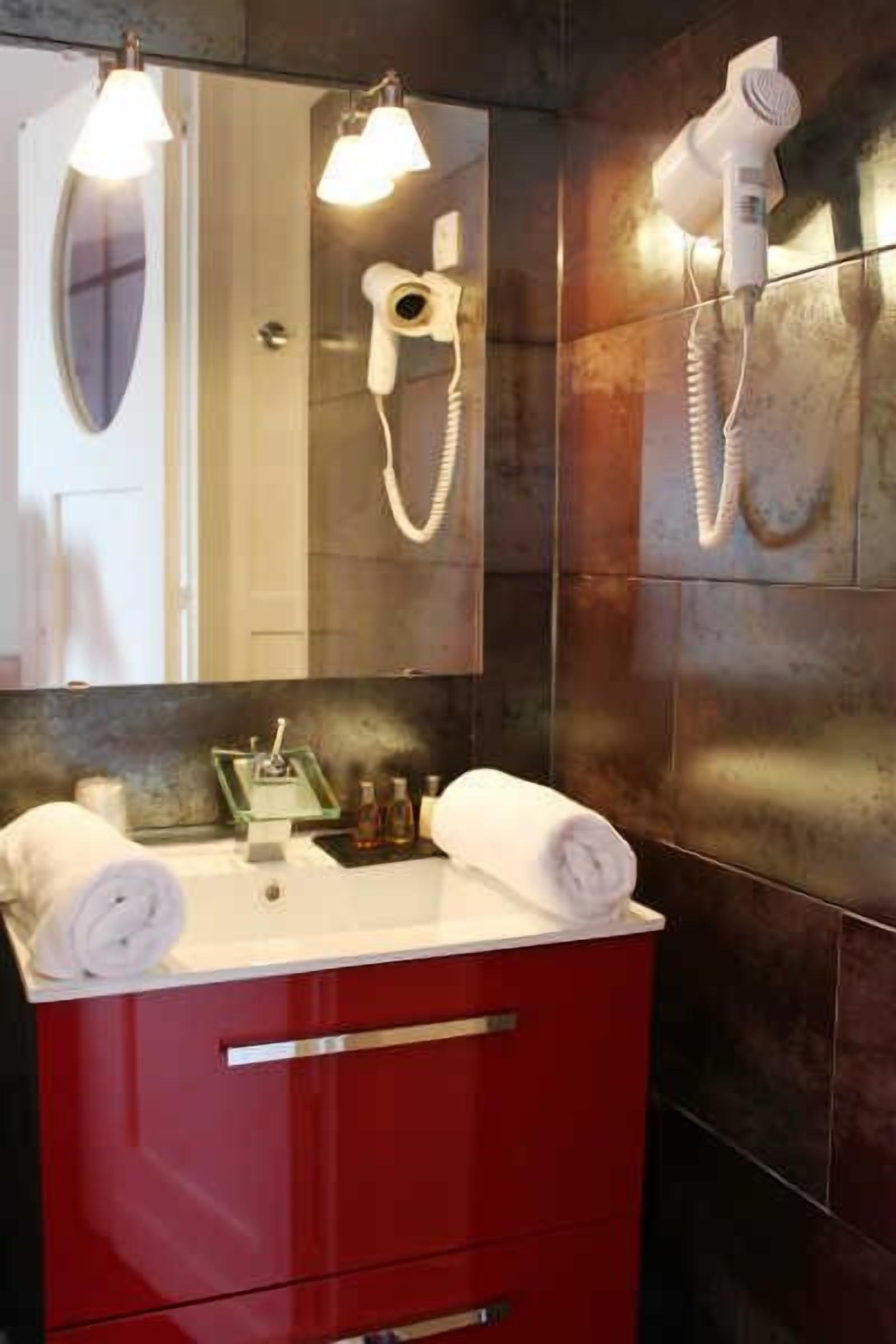 comfort double room (mozart) | bathroom sink