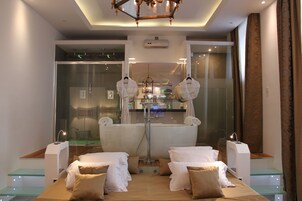 Ducha, artículos de tocador gratuitos, secador de pelo, toallas