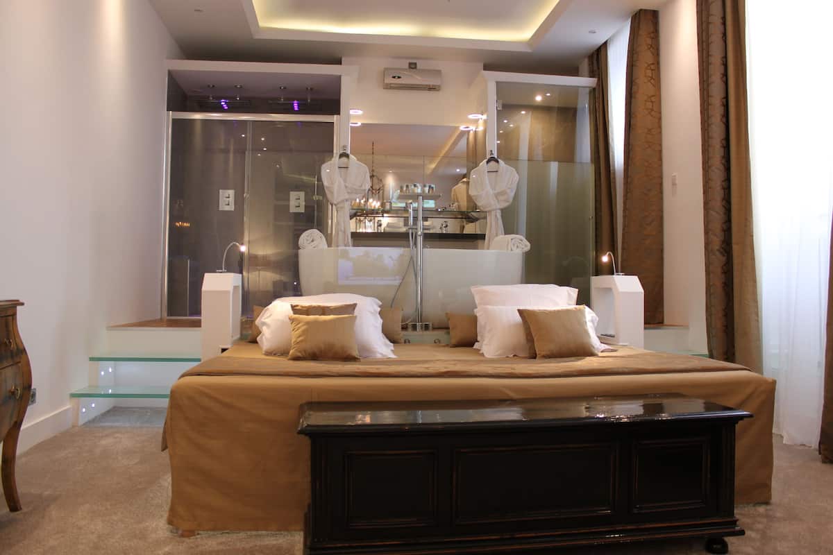 superior suite | premium bedding, in-room safe, desk, iron/ironing board