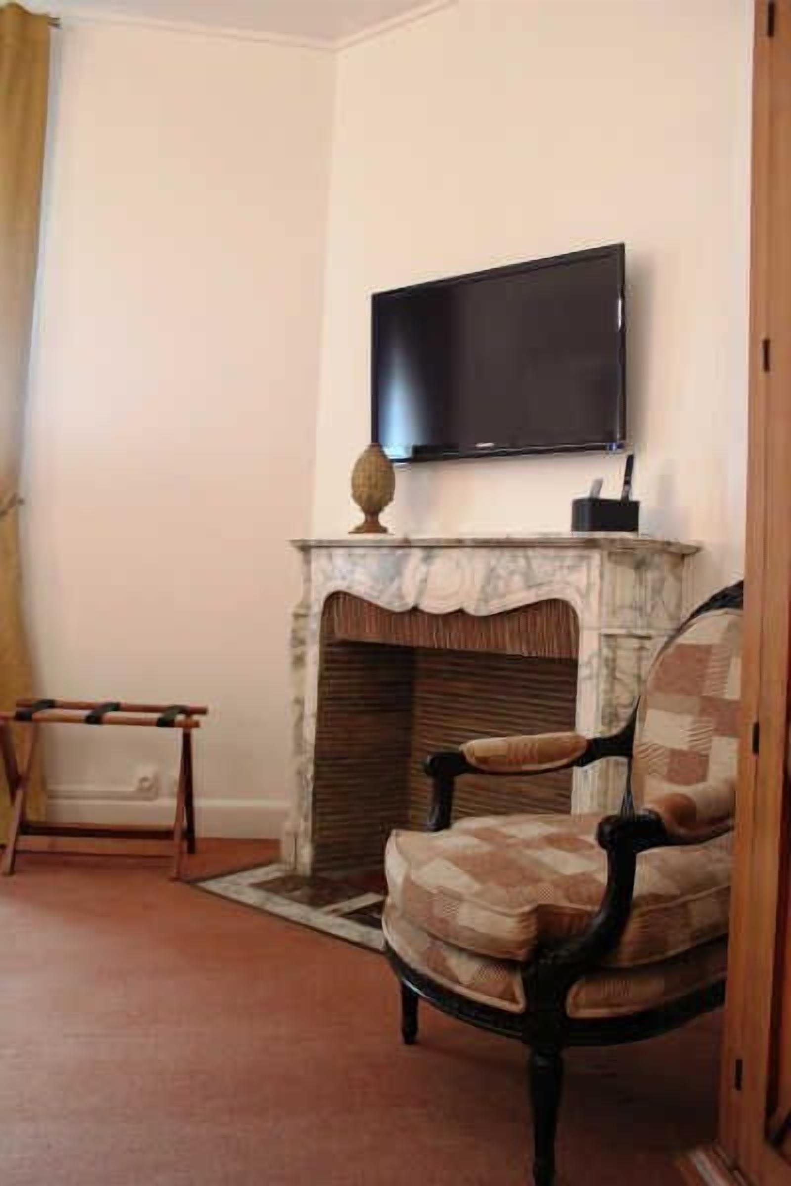 superior double room (voltaire) | living area | flat-screen tv