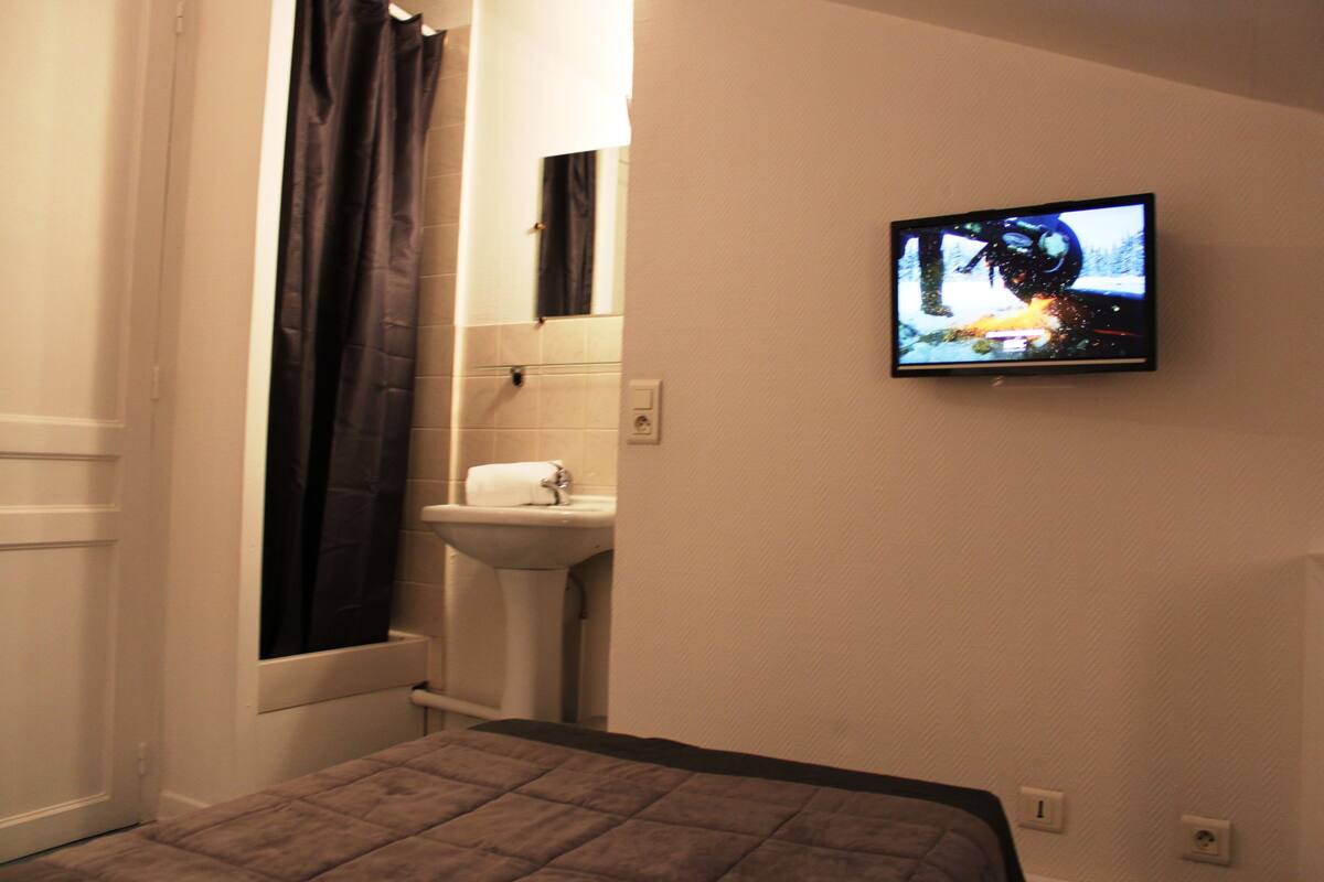 Standard-Studio | Badezimmer | Dusche, kostenlose Toilettenartikel, Haartrockner, Handtücher