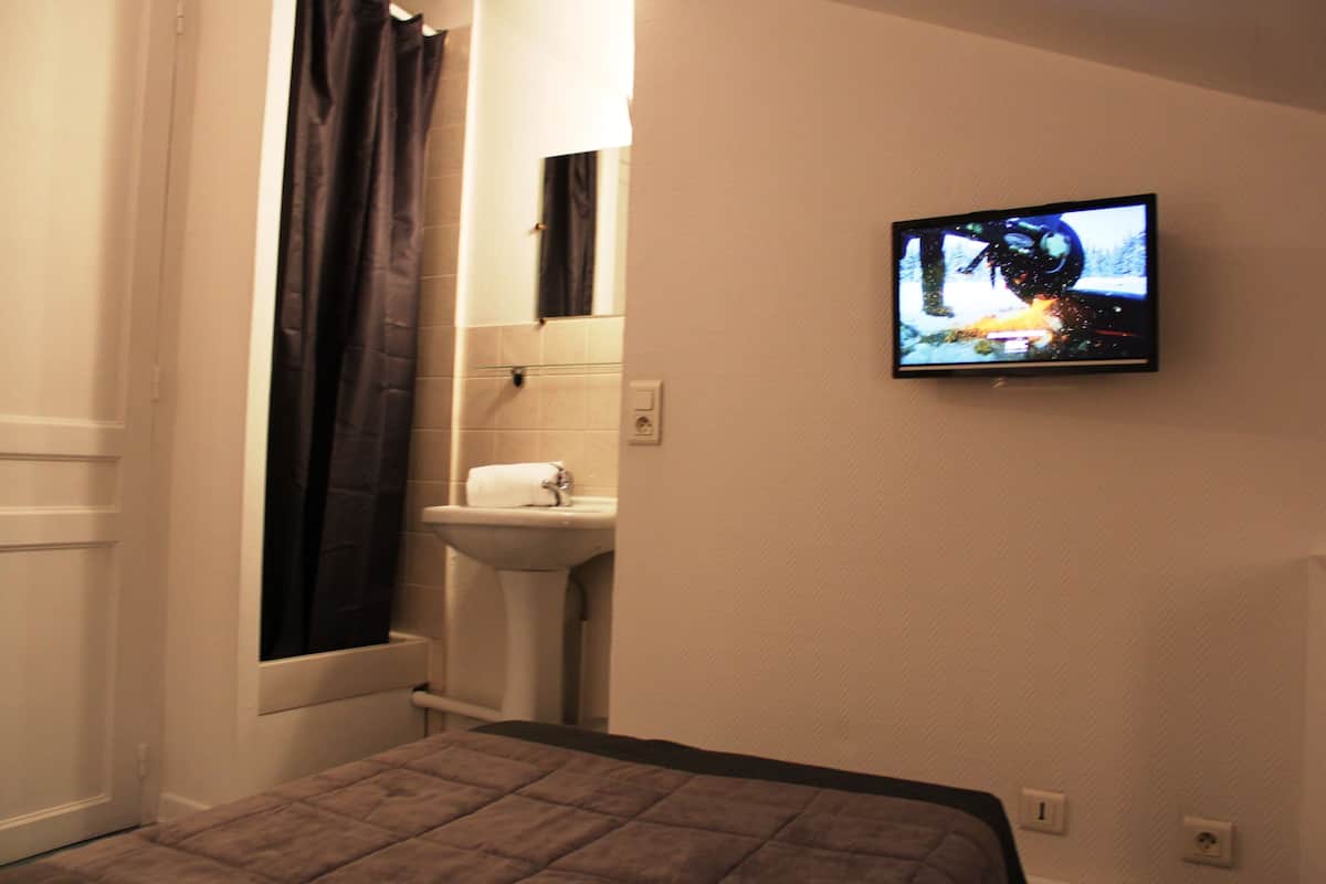 Monolocale Standard | Bagno | Doccia, set di cortesia gratuito, asciugacapelli, asciugamani