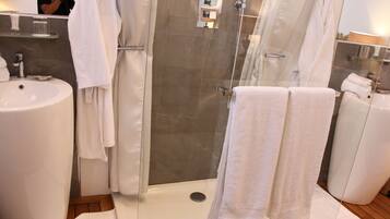 Deluxe tweepersoonskamer, 2 eenpersoonsbedden | Badkamer | Een douche, gratis toiletartikelen, een haardroger, handdoeken