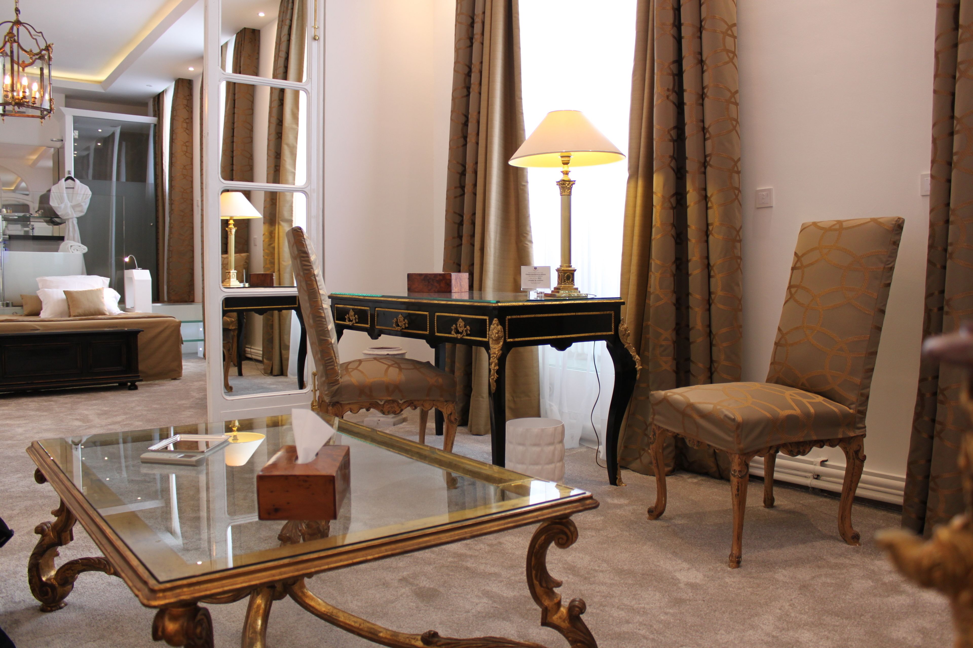 高级套房 | 起居区 | 平板电视