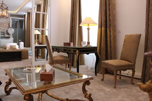 Suite superior | Zona de estar | Una televisión de pantalla plana