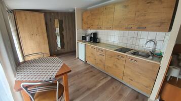 Classic Studio Suite, Kitchenette | Iron/ironing board, free WiFi, bed sheets