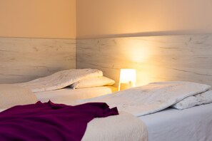 Economy Studio Suite, 2 Twin Beds, Kitchenette | Iron/ironing board, free WiFi, bed sheets - Aparthouse Apartamenty (Katowice)