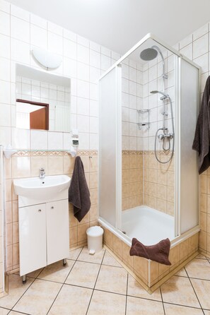 Classic Studio Suite, 1 Bedroom, Kitchenette | Iron/ironing board, free WiFi, bed sheets