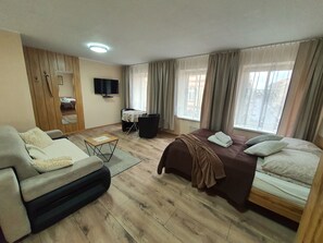 Comfort Studio Suite, Kitchenette | Iron/ironing board, free WiFi, bed sheets - Aparthouse Apartamenty (Katowice)