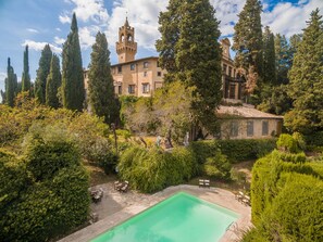 Piscina externa, guarda-sóis, espreguiçadeiras