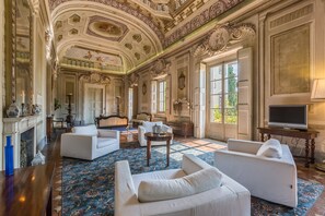 Panoramic Apartment, 4 Bedrooms (Refrigerator,Galleria) | Living room - Castello di Montegufoni (Montespertoli)
