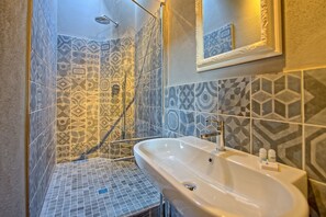 Apartment, 1 Bedroom (Kitchen,Montegufoni 22) | Bathroom | Shower, bidet, towels - Castello di Montegufoni (Montespertoli)