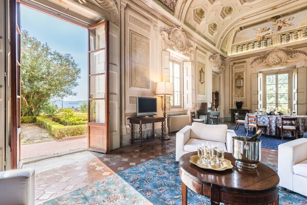 Panoramic Apartment, 4 Bedrooms (Refrigerator,Galleria) | Living area - Castello di Montegufoni (Montespertoli)