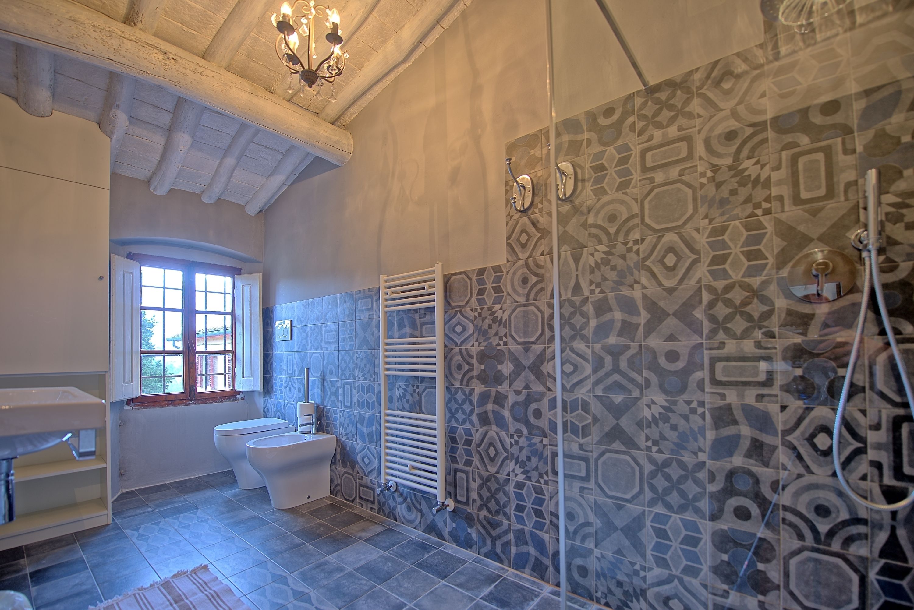 Une salle de bain avec douche, toilettes et lavabo.