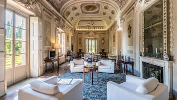 Panoramic Apartment, 4 Bedrooms (Refrigerator,Galleria) | Living area