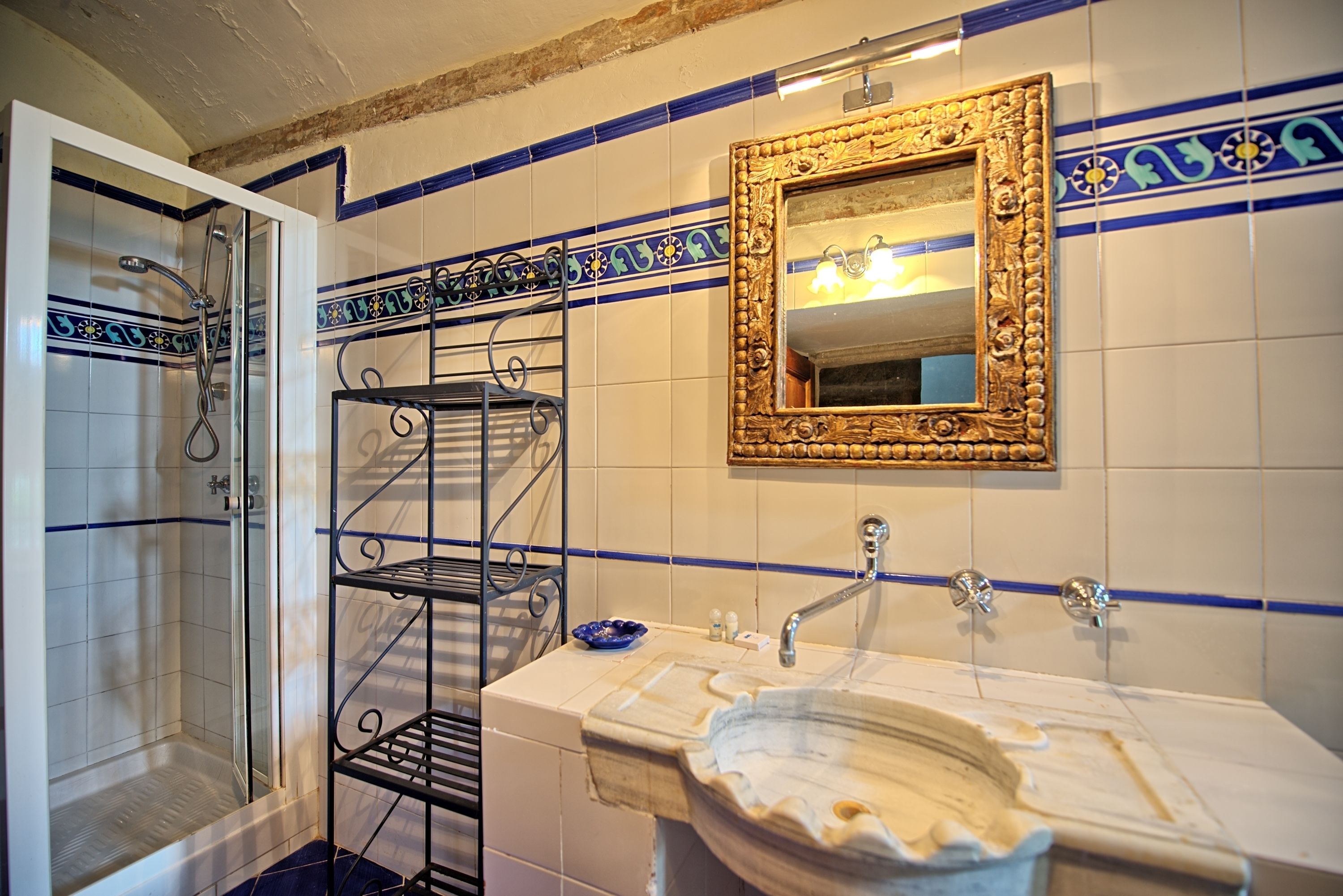 Ein Badezimmer mit Dusche, Waschbecken und Spiegel.