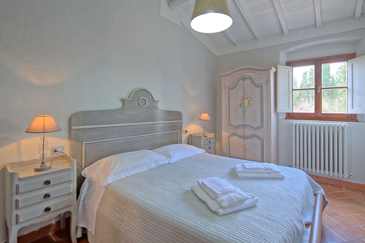 Apartamento panorâmico, 2 quartos (Kitchen,Montegufoni 4) | Escrivaninha, berços (sobretaxa), roupa de cama