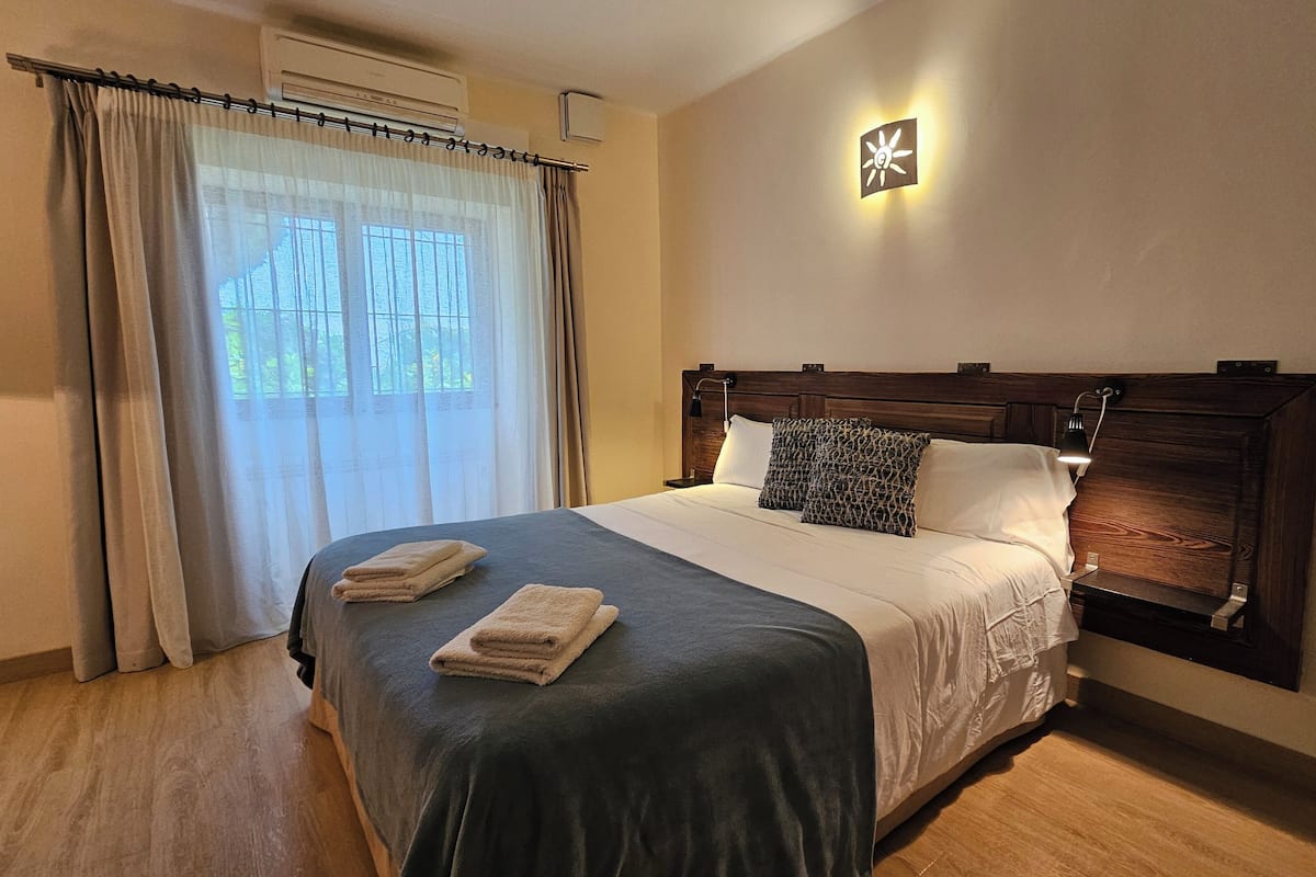 Habitación triple familiar, no fumadores | Cortinas opacas, wifi gratis, ropa de cama
