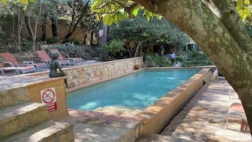 2 piscine all'aperto, lettini