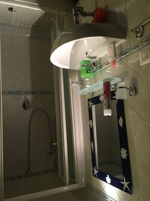 Chambre Quadruple, salle de bains commune | Salle de bain