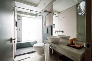 Een douche, gratis toiletartikelen, handdoeken