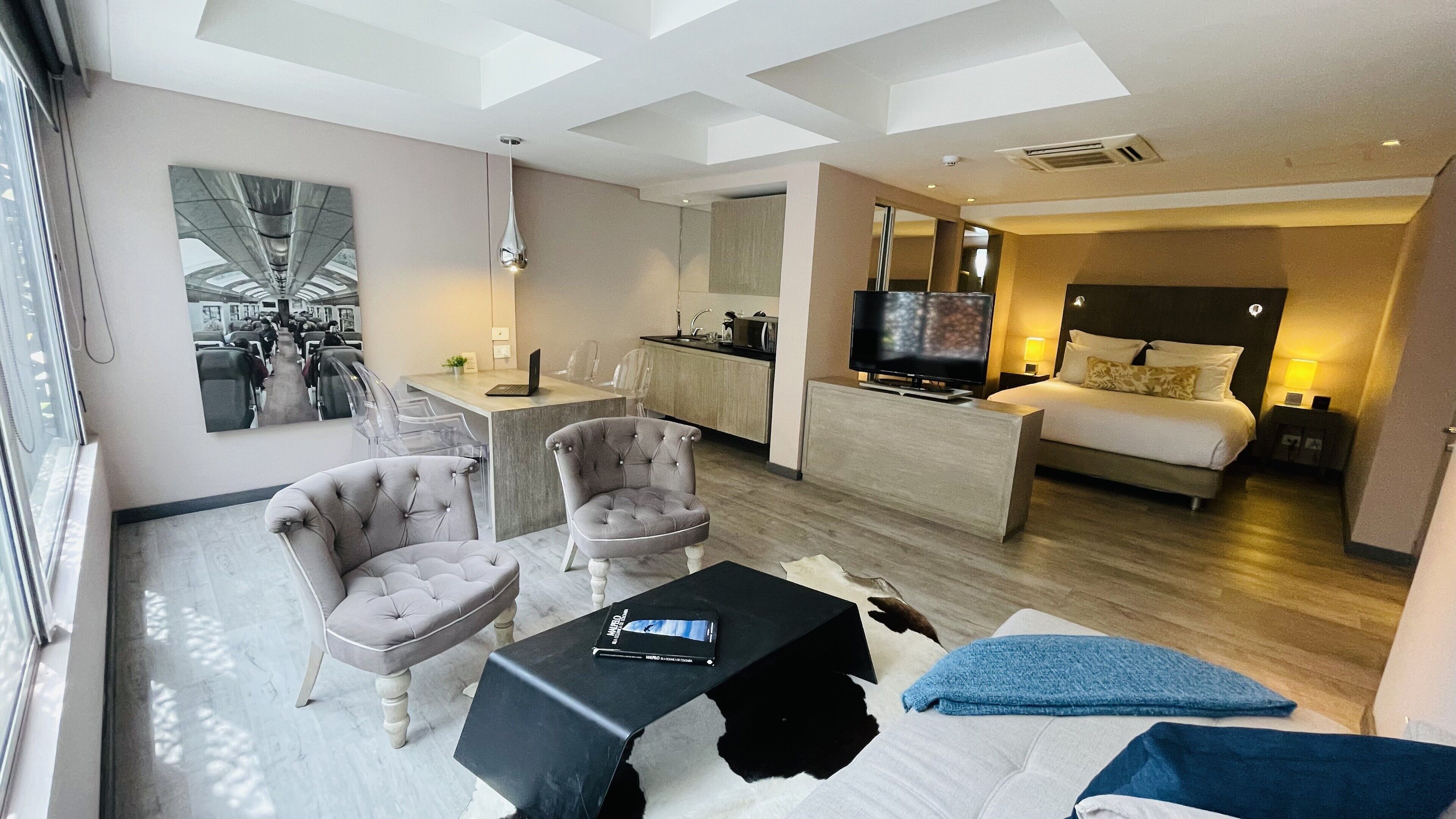 suite, 1 queen bed | 1 bedroom, premium bedding, in-room safe, desk