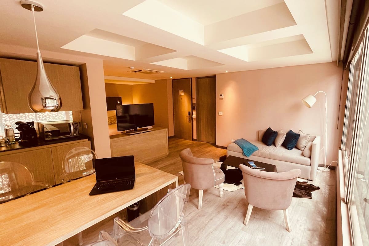 Suite, 1 Queen-Bett | 1 Schlafzimmer, hochwertige Bettwaren, Zimmersafe, Schreibtisch
