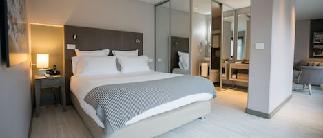 Executive suite, 1 queensize bed | Een kluis op de kamer, een bureau, geluiddichte muren