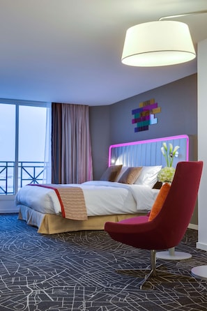 Minibar, värdeförvaringsskåp på rummet och skrivbord