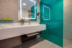 Shower, eco-friendly toiletries, hair dryer, slippers - Park Inn by Radisson Dammam (Dammam)