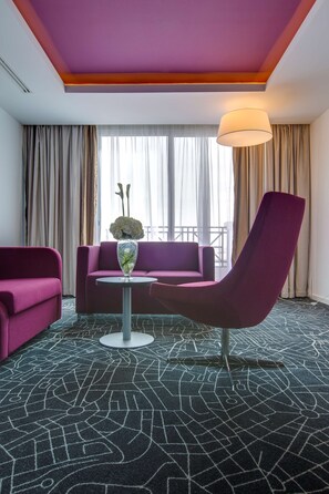 Minibar, safe på rommet, skrivebord og skrivebord for bærbar PC