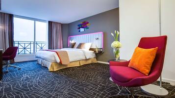 Standard Room | Bar mini, peti besi dalam bilik, meja, ruang kerja komputer riba