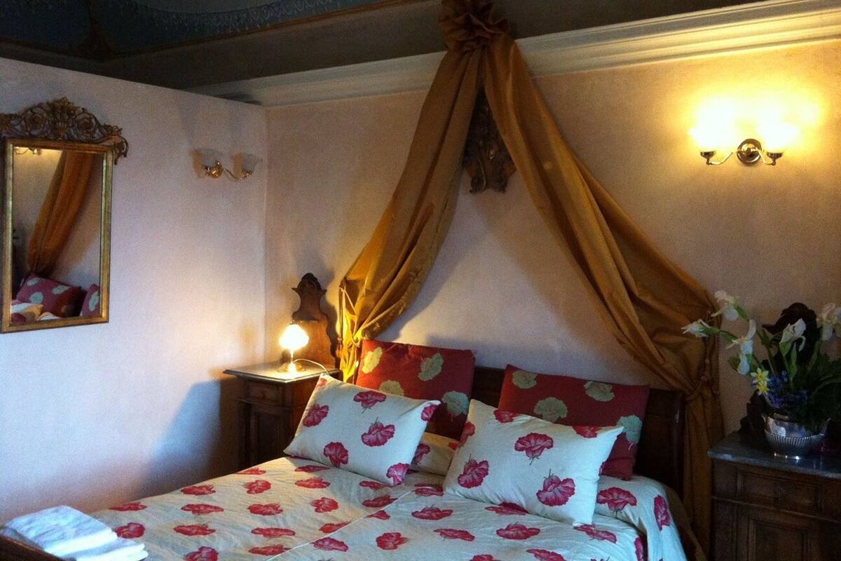 Classic Room | Down duvets, blackout curtains, free WiFi, bed sheets