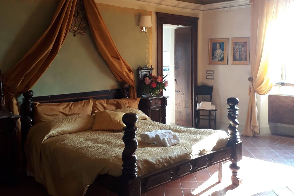 Romanttinen huone | Untuvapeitot, pimennysverhot, ilmainen Wi-Fi, vuodevaatteet