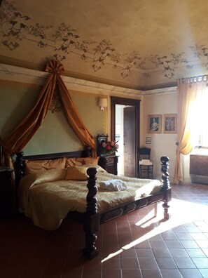 Romantic Room | Down duvets, blackout curtains, free WiFi, bed sheets