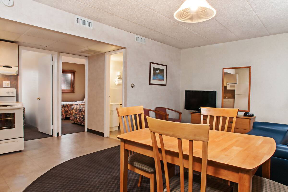 Apartment, 2 Bedrooms, Pool View (FULL KITCHEN) | In-room dining