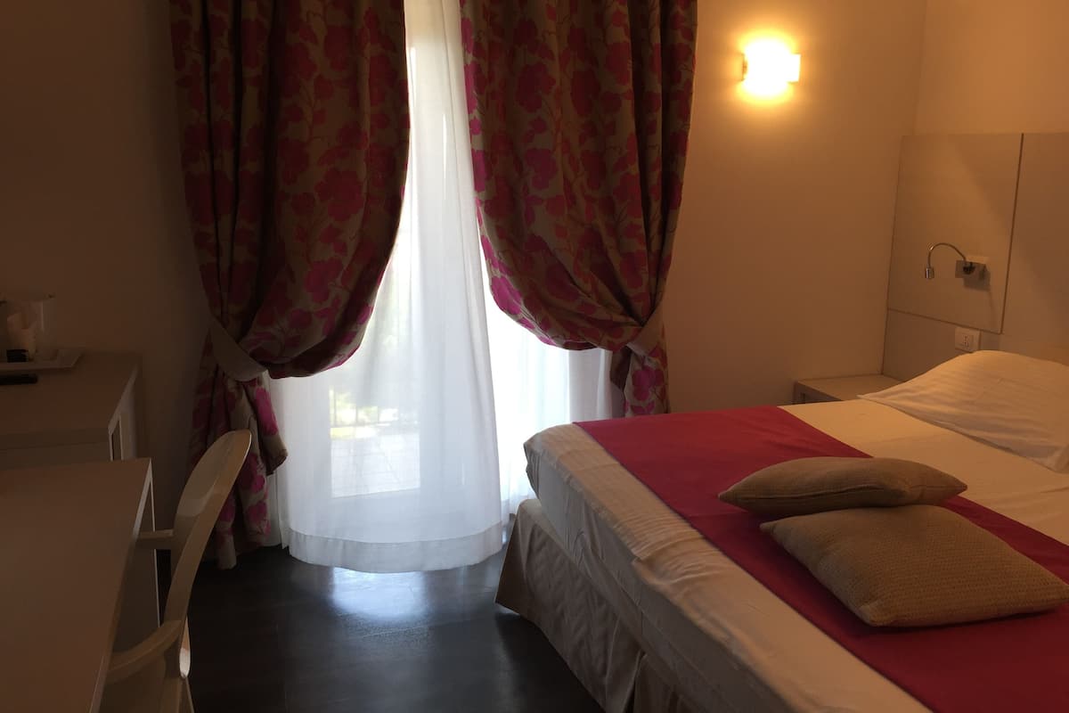 Doppelzimmer zur Einzelnutzung | Minibar, Zimmersafe, individuell eingerichtet, Schreibtisch