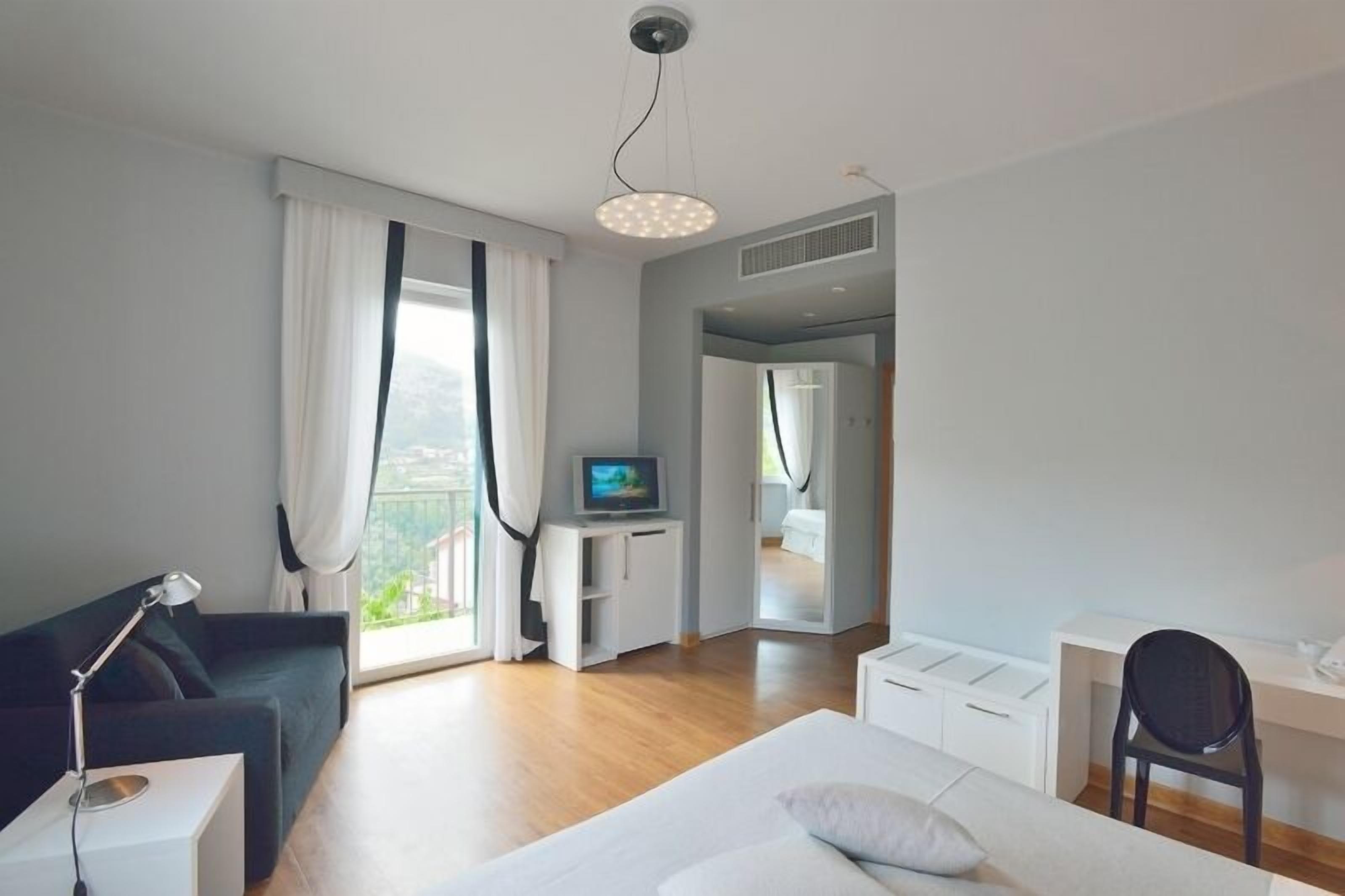 double room, partial sea view | minibar, in-room safe, individually furnished, desk