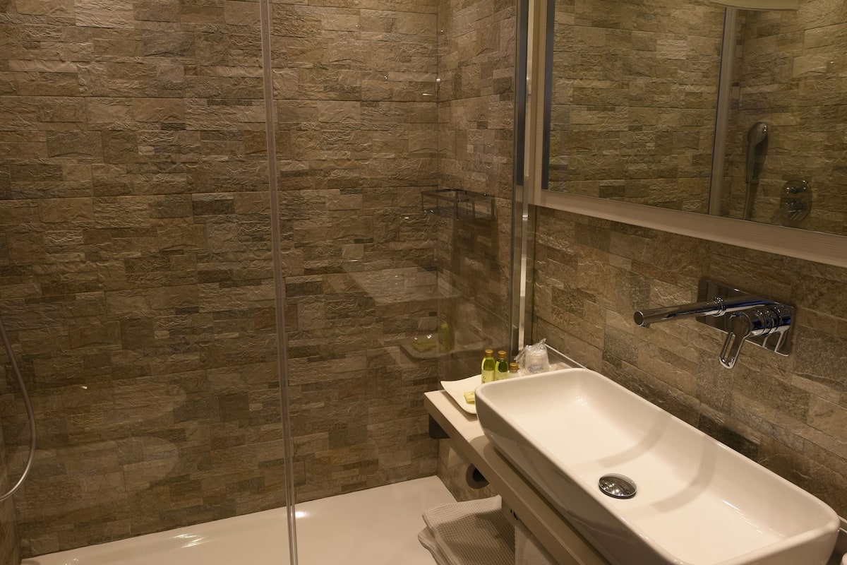 Minibar, Zimmersafe, individuell eingerichtet, Schreibtisch