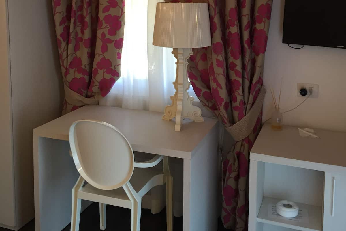 Doppel- oder Zweibettzimmer, Meerblick | Minibar, Zimmersafe, individuell eingerichtet, Schreibtisch