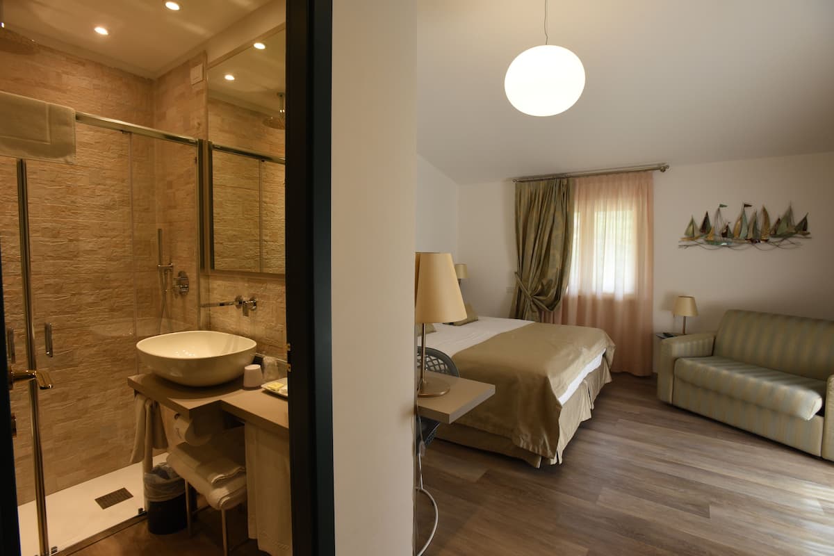 Doppelzimmer, eingeschränkter Meerblick | Badezimmer | Dusche, kostenlose Toilettenartikel, Haartrockner, Bademäntel