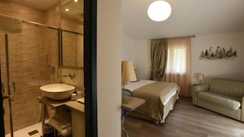 Camera doppia, vista mare parziale | Bagno | Doccia, set di cortesia gratuito, asciugacapelli, accappatoio