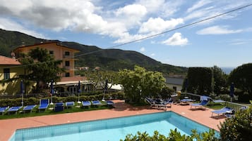 AuĂenpool, LiegestĂŒhle