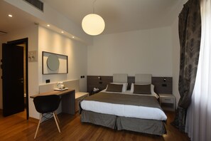 Double Room, Partial Sea View | Minibar, in-room safe, individually furnished, desk - Hotel La Vigna (Moneglia)