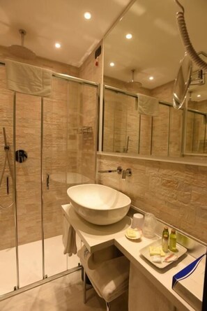 Shower, free toiletries, hair dryer, bathrobes - Hotel La Vigna (Moneglia)