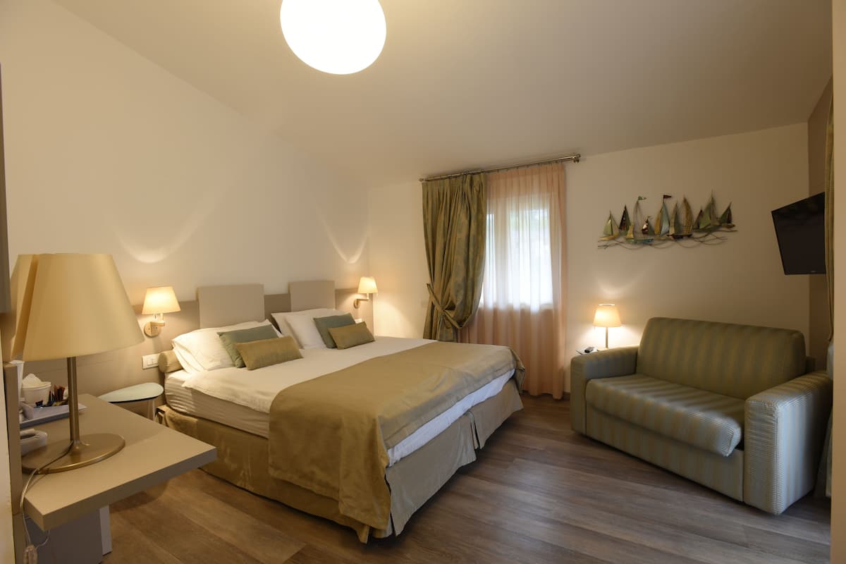 Camera doppia, vista mare parziale | Minibar, cassaforte in camera, con arredamento individuale