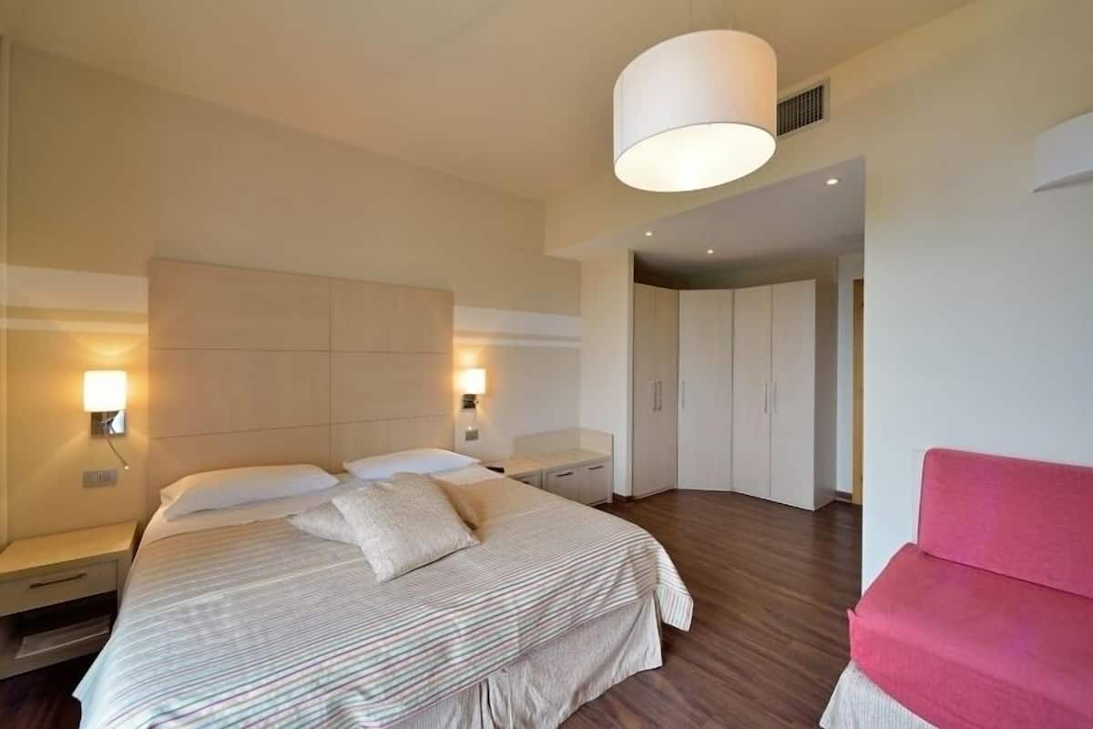 Familienzimmer, Meerblick | Minibar, Zimmersafe, individuell eingerichtet, Schreibtisch